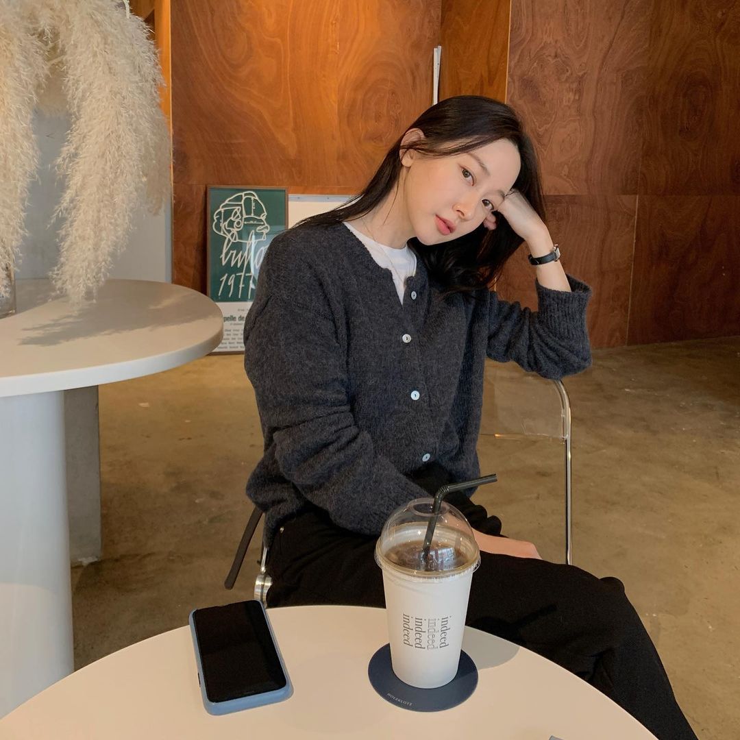 Phụ nữ Pháp mặc áo len đơn giản mà vẫn sang chảnh là vì họ chỉ chọn đúng 4 kiểu dáng cơ bản này - 10