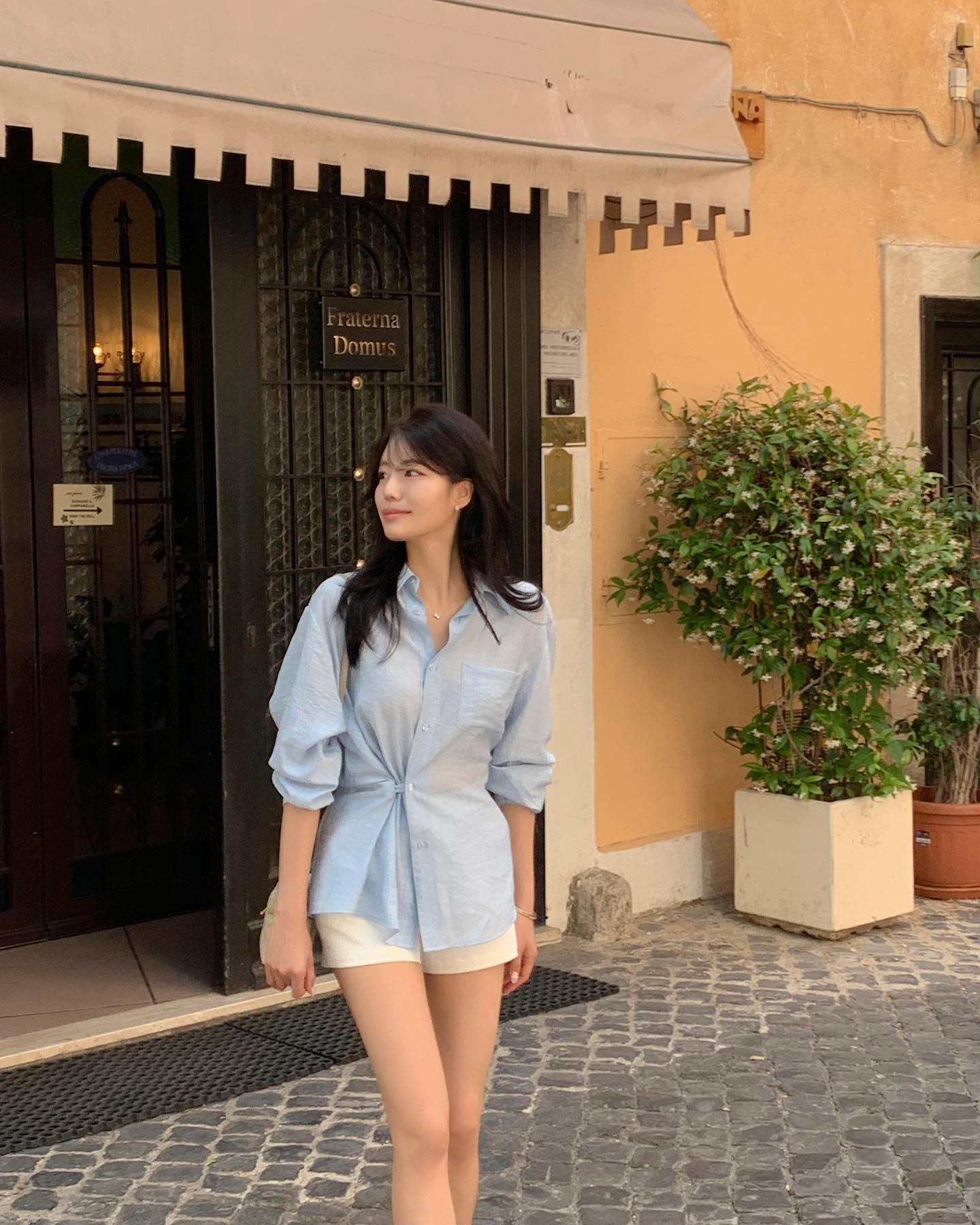 Đi làm mùa đông mà thiếu 4 kiểu áo này thì outfit của chị em dễ bị chê đơn điệu, kém phần cuốn hút - 1