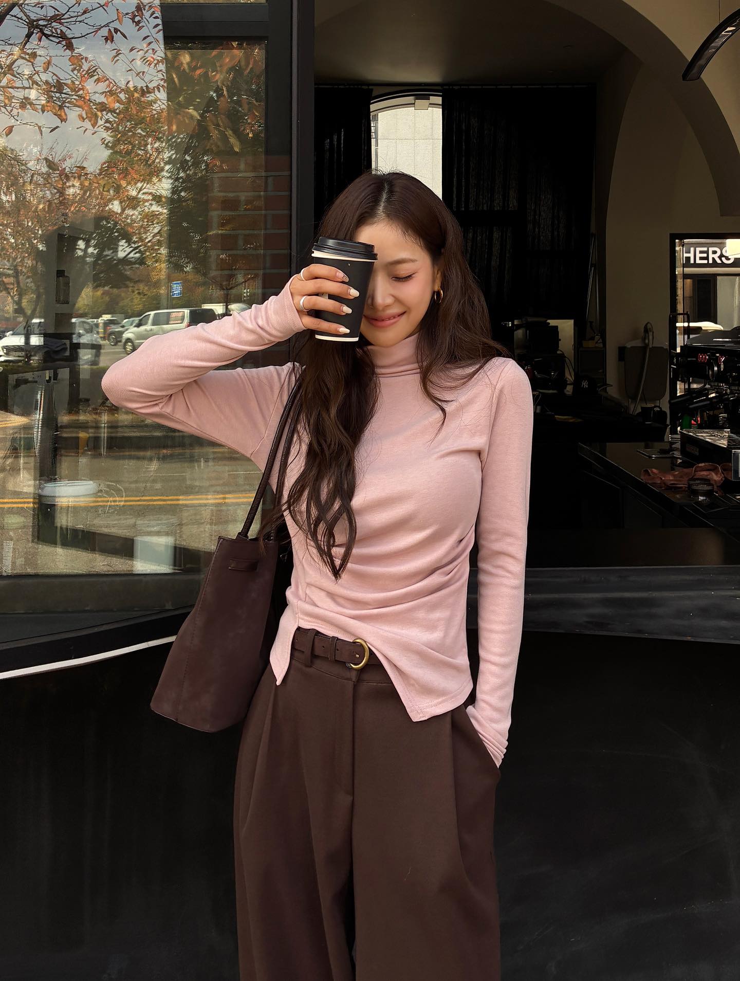 Đi làm mùa đông mà thiếu 4 kiểu áo này thì outfit của chị em dễ bị chê đơn điệu, kém phần cuốn hút - 15