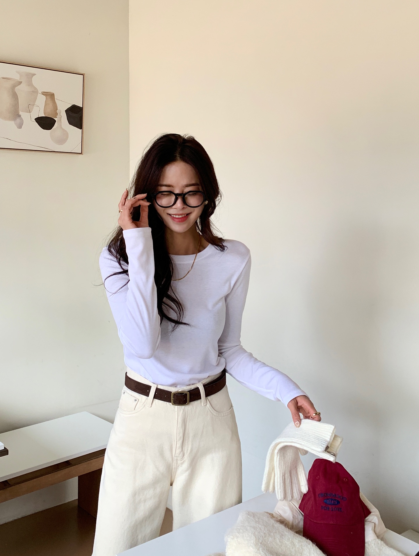 Áo thun dài tay mang lại sự thoải mái nhưng vẫn lịch sự khi đi làm. Chọn phom gọn, màu trơn giúp dễ phối, phù hợp những ngày cần outfit nhẹ nhàng mà vẫn chỉn chu.