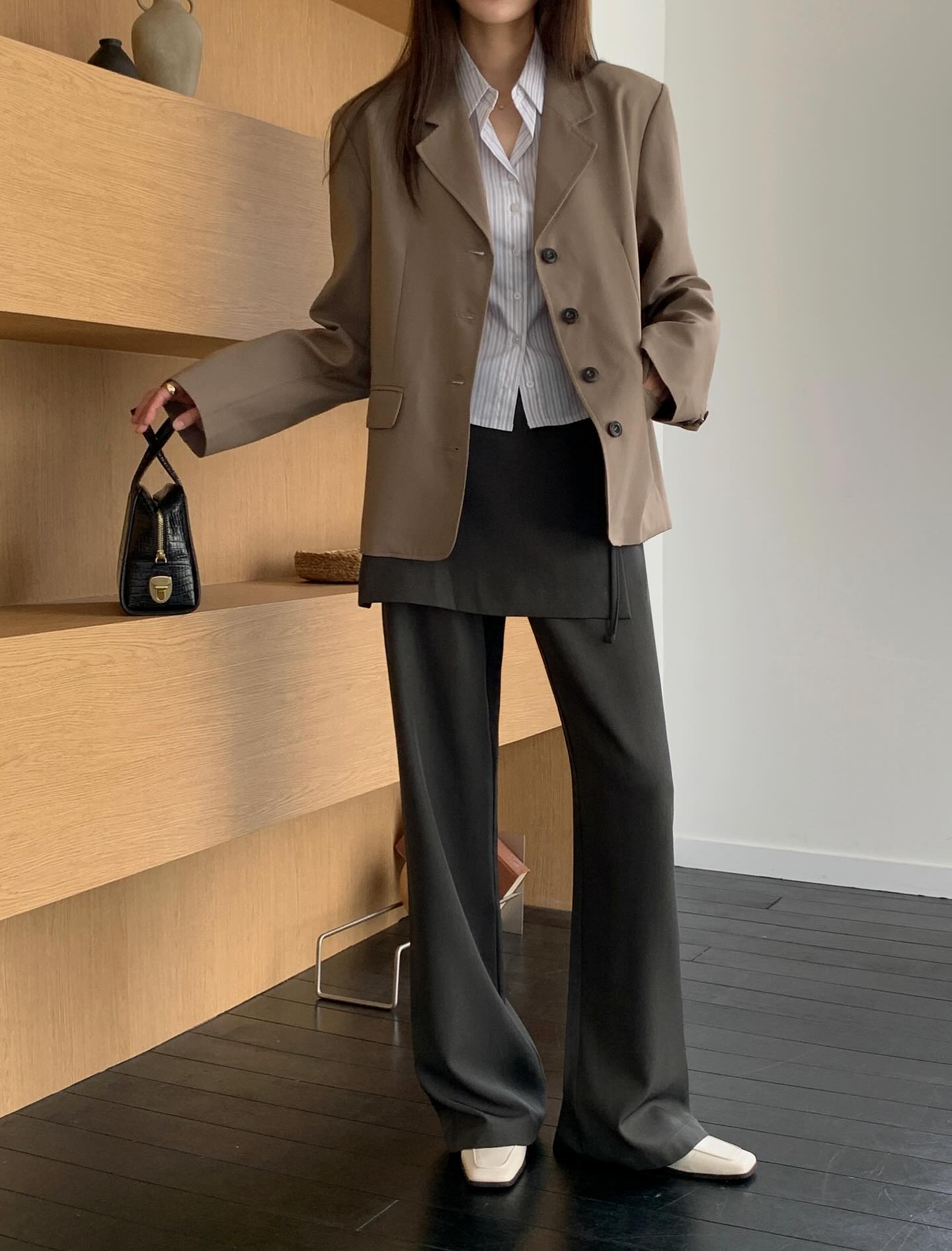 Áo sơ mi là nền tảng của thời trang công sở mùa đông, giúp tổng thể chỉn chu và chuyên nghiệp. Dễ layering với áo len, blazer, phù hợp nhiều môi trường làm việc khác nhau.