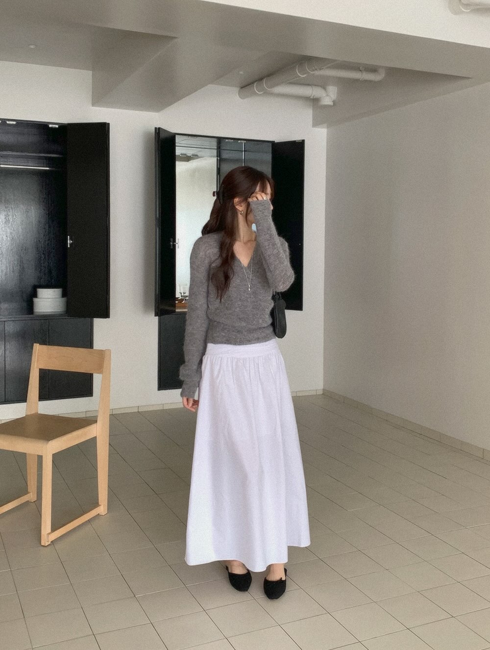 Đi làm mùa đông mà thiếu 4 kiểu áo này thì outfit của chị em dễ bị chê đơn điệu, kém phần cuốn hút - 6