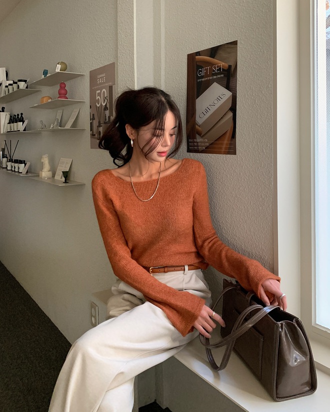 Áo len trơn giúp giữ ấm mà vẫn đảm bảo vẻ sang trọng cho outfit đi làm. Phom gọn, màu trung tính giúp trang phục hài hòa, tinh tế và dễ phối với quần váy công sở.