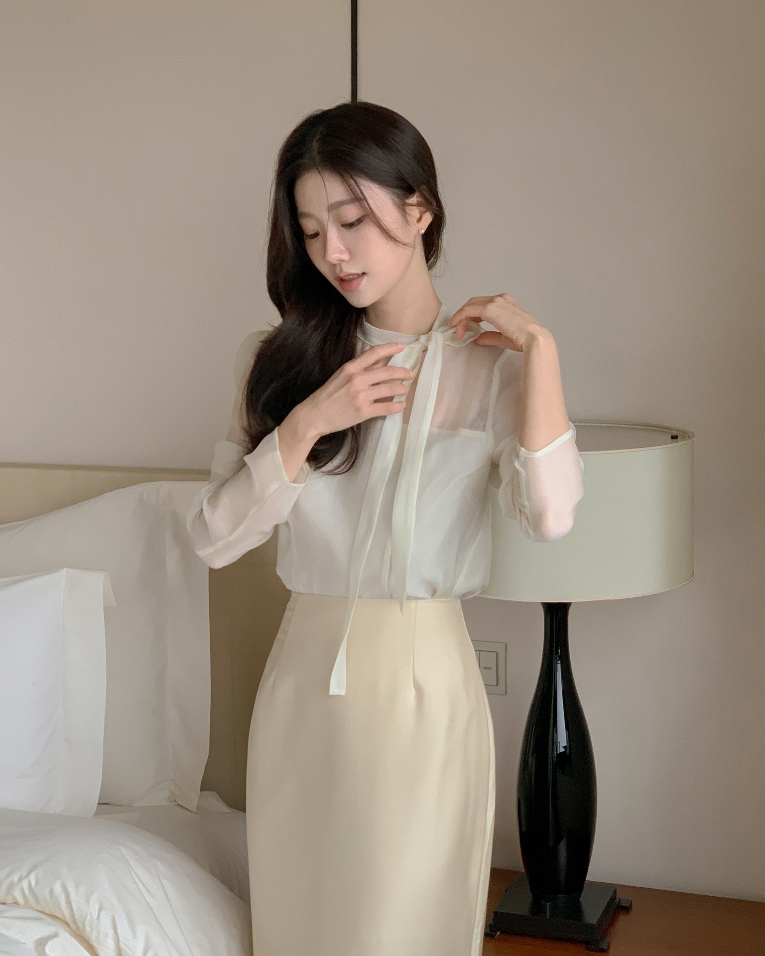 Đi làm mùa đông mà thiếu 4 kiểu áo này thì outfit của chị em dễ bị chê đơn điệu, kém phần cuốn hút - 9