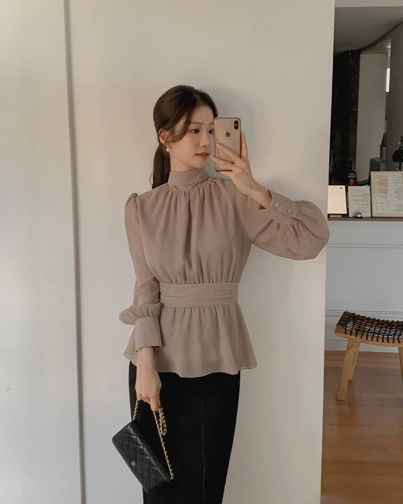 Đi làm mùa đông mà thiếu 4 kiểu áo này thì outfit của chị em dễ bị chê đơn điệu, kém phần cuốn hút - 10