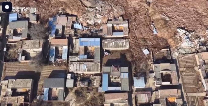 Ngôi làng bị phá hủy vì sạt lở. Ảnh: CCTV13