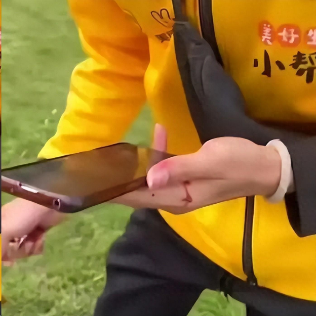 Shipper tông hỏng xe Porsche, bật khóc giữa đường nhưng chủ xe không bắt đền, còn đòi chi trả viện phí: Nhờ 1 câu nói!- Ảnh 1.