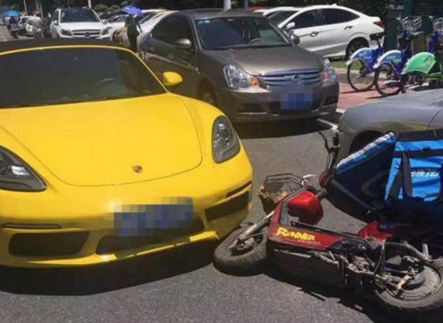 Shipper tông hỏng xe Porsche, bật khóc giữa đường nhưng chủ xe không bắt đền, còn đòi chi trả viện phí: Nhờ 1 câu nói!- Ảnh 2.