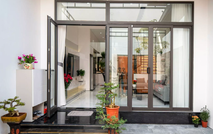 Rất nhiều gia đình có thói quen đặt tủ giày trước cửa ra vào.