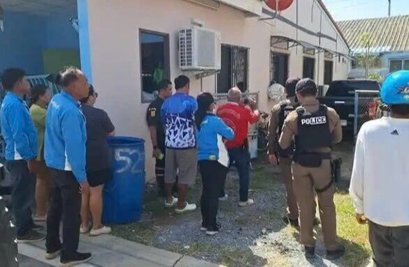 Cảnh sát và đông đảo người dân tập trung tại hiện trường.