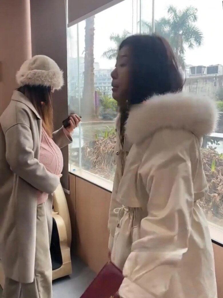 Trong khi người chị vô cùng uất ức, em gái còn đòi chính thất nhường chồng.