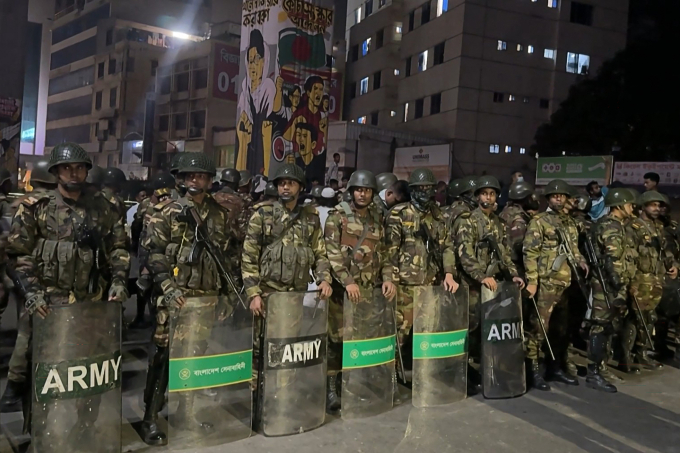 Quân đội Bangladesh giữ vị trí trong cuộc biểu tình ở Dhaka vào sáng nay. Ảnh: AFP