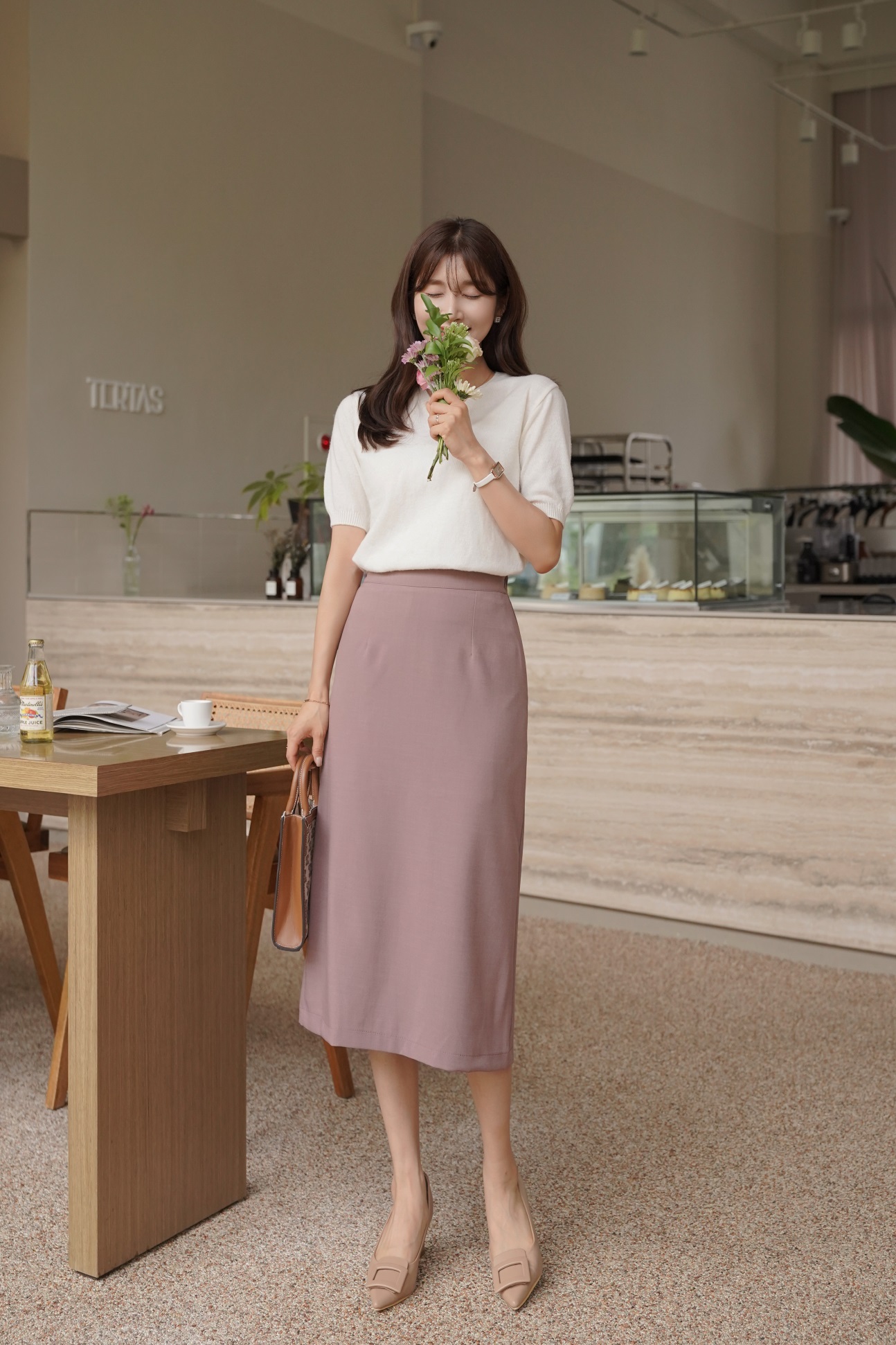 Chân váy lụa mang lại vẻ nữ tính và sang trọng cho outfit công sở mùa đông. Chất liệu mềm mại, có độ bóng nhẹ giúp trang phục trông “đắt giá” hơn. Khi phối cùng áo len hoặc blazer, chân váy lụa vừa tinh tế vừa không hề mỏng manh.