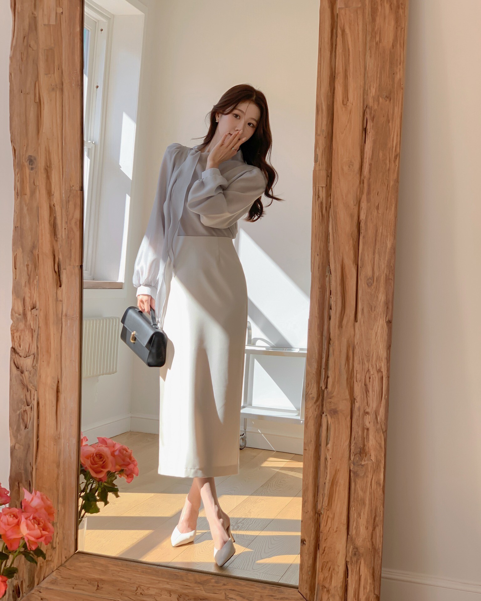 Chân váy suông là lựa chọn an toàn nhưng luôn hiệu quả với thời trang công sở mùa đông. Phom dáng thẳng giúp che khuyết điểm hông, đùi, tạo cảm giác gọn gàng. Chất liệu dày dặn giúp giữ ấm tốt, dễ phối với áo len, sơ mi hay blouse.