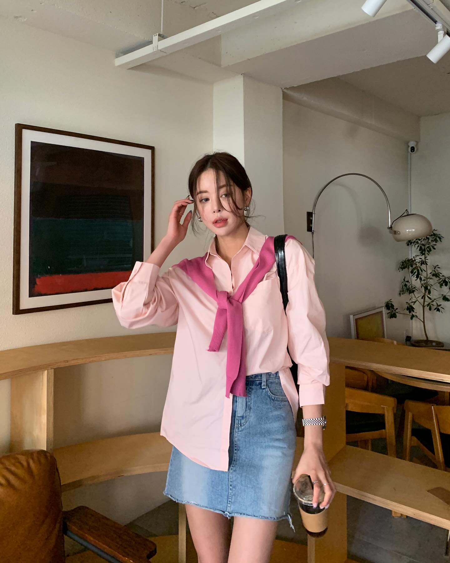 Chân váy ngắn mang đến vẻ trẻ trung, hiện đại nếu được phối đúng cách vào mùa đông. Khi kết hợp cùng quần tất dày, boots hoặc áo khoác dáng dài, outfit vẫn đảm bảo lịch sự. Kiểu váy này giúp tổng thể trông năng động và có điểm nhấn hơn.