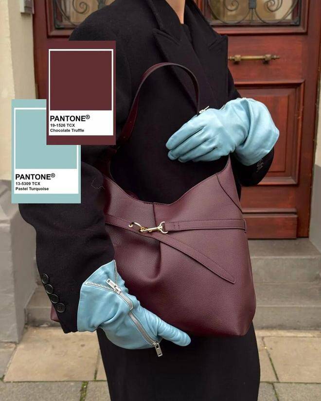 Nếu bạn muốn một lựa chọn mới mẻ hơn, màu xanh dương là gợi ý đáng thử. Nữ blogger người Đức thường sử dụng găng tay màu sắc để phá vỡ sự đơn điệu của áo khoác đen, tạo điểm nhấn vừa đủ mà không hề phô trương.