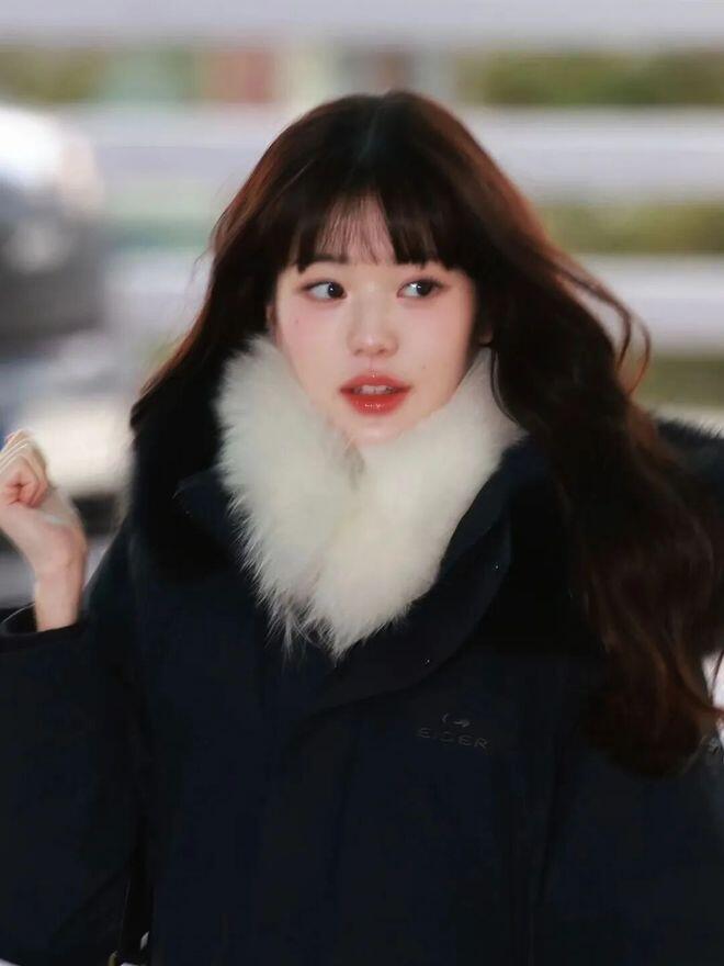 Với những bạn có vóc dáng nhỏ và theo đuổi phong cách trẻ trung, ngọt ngào, có thể tham khảo các mẫu khăn lông trắng nhỏ thường được nữ nghệ sĩ châu Á yêu thích. Màu trắng mang lại cảm giác nhẹ nhàng, thanh thoát và nữ tính.