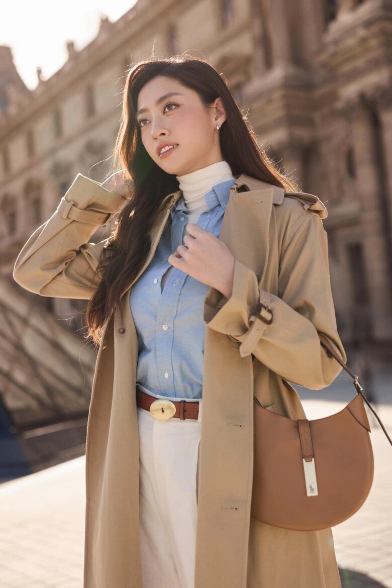 Mỹ nhân Cao Bằng dường như rất thích áo trench coat màu be khi cô còn sở hữu một phiên bản dáng dài khác. Lần này, Lương Thùy Linh phối lớp tinh tế cùng áo cổ lọ trắng và sơ mi xanh nhạt, mang đến cảm giác trẻ trung, hiện đại. Phụ kiện da nâu đồng điệu giúp set đồ trở nên hài hòa, tôn lên phong cách thanh lịch, dễ ứng dụng cho những ngày se lạnh.