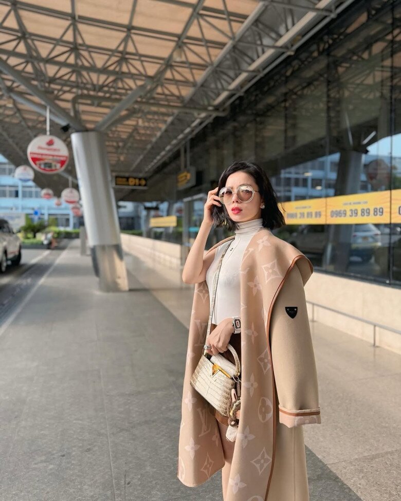 Chiếc áo khoác màu be với phần họa tiết ở lớp lót trong của Lệ Quyên giúp cô trông nổi bật hơn hẳn. Nữ ca sĩ kết hợp cùng trang phục sáng màu bên trong mang đến diện mạo sành điệu và thời thượng. 