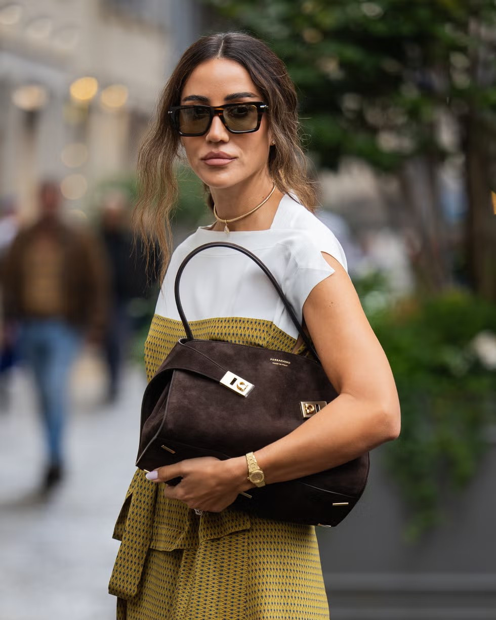 Sắm đồ Tết đừng bỏ qua 4 món phụ kiện chất liệu da lộn đang đứng đầu xu hướng - 3