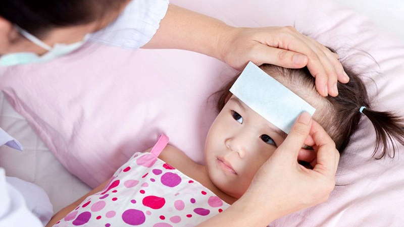 Miếng dán giúp làm mát vùng trán, hỗ trợ hạ nhiệt vật lý, giảm cảm giác khó chịu. Phụ huynh có thể vài miếng dán hạ sốt để săn trong nhà để phòng trường hợp cần hạ sốt cho con.