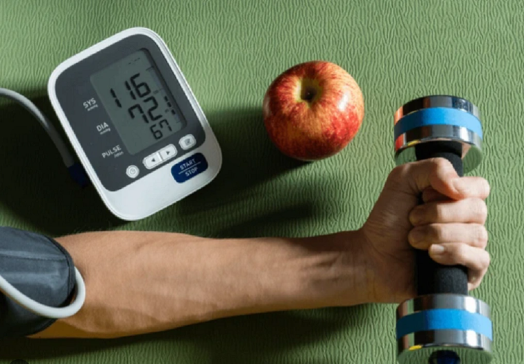 Tập thể dục thường xuyên giúp kiểm soát huyết áp theo nhiều cách khác nhau.