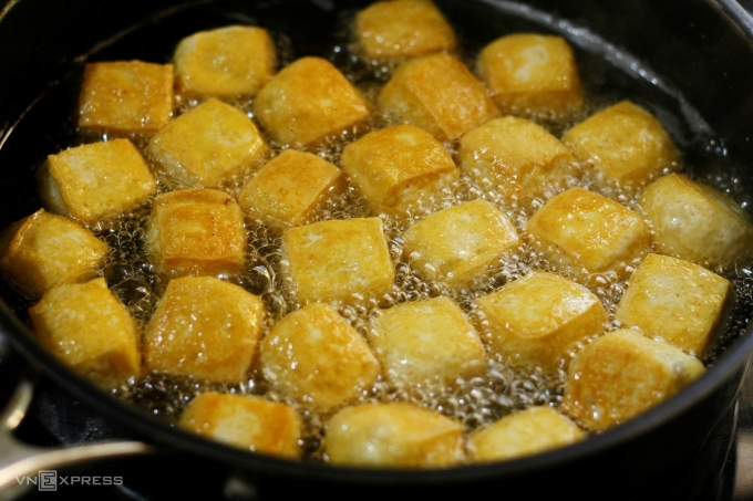 Mỡ lợn rán tạo màu vàng nâu đẹp mắt. Ảnh: Bùi Thủy