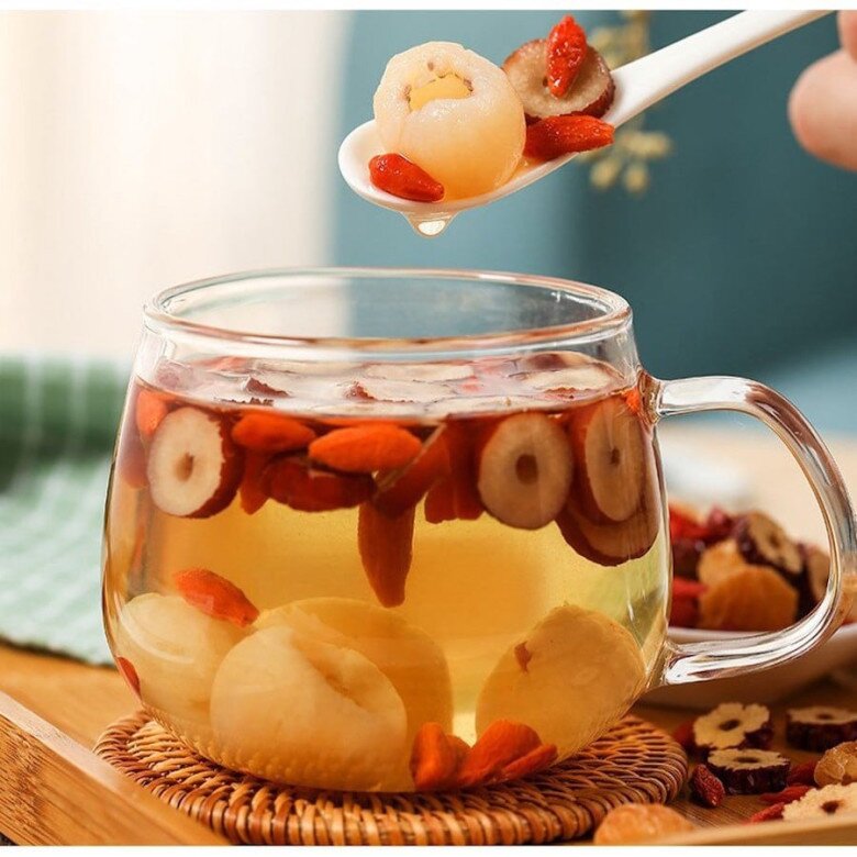 Kỷ tử và táo đỏ chỉ tốt khi dùng ở mức vừa phải, nếu lạm dụng có thể gây tuột đường huyết, hạ huyết áp, tiêu chảy hoặc dị ứng. (Ảnh minh hoạ)