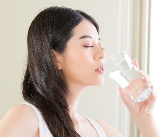 Uống nước ấm đúng cách là liều thuốc tự nhiên giúp bảo vệ tim mạch hiệu quả trong mùa đông (Ảnh minh hoạ)