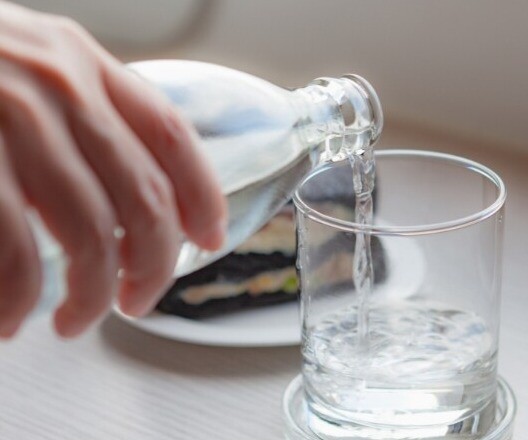 Uống nước trước bữa ăn còn là một cách để kiểm soát cân nặng (Ảnh minh hoạ)