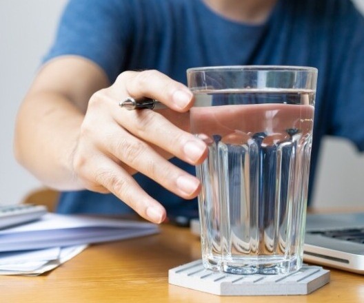 Nước ấm giúp xoa dịu hệ thần kinh và phục hồi năng lượng cho người bận rộn (Ảnh minh hoạ)