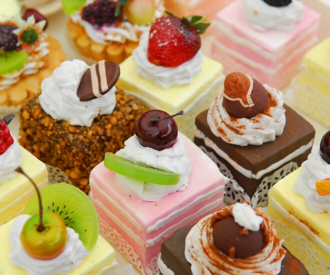 Đồ ăn ngọt mang lại năng lượng giả tạo và khiến cơ thể mệt mỏi nhanh chóng hơn (Ảnh minh hoạ)