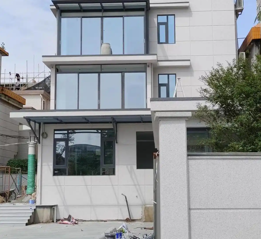 Việc nâng cao nền tầng trệt so với sân và mặt đường giúp nhà ở khô ráo hơn, hạn chế xuống cấp và thích ứng với thời tiết mưa nhiều. Ảnh: Baidu