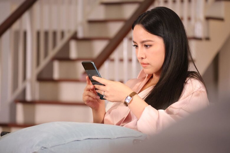 Mọi thứ vỡ òa khi tôi vô tình đọc được tin nhắn giữa anh và vợ cũ. (Ảnh minh họa)