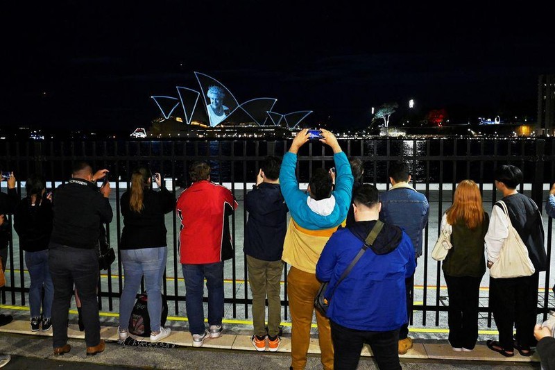 Hình ảnh Nữ hoàng Elizabeth II được trình chiếu trên cánh buồm của Nhà hát Opera Sydney. (Ảnh: Reuters)