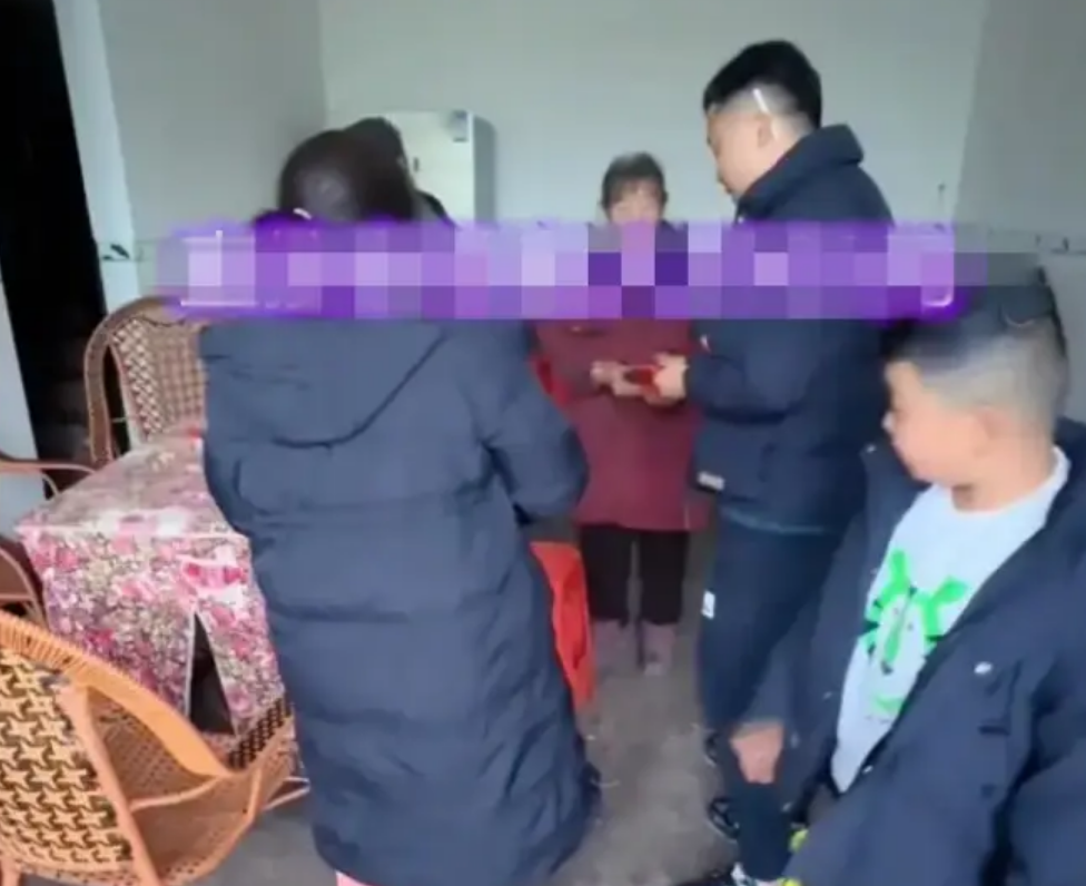 Chàng rể lái xe về quê vợ chúc Tết.
