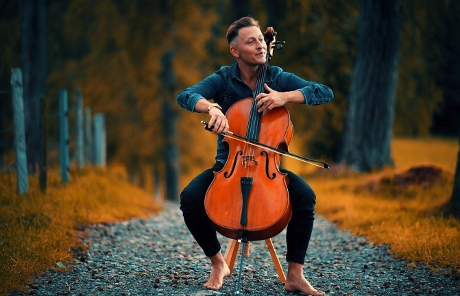 Chân dung nghệ sĩ đàn cello Jodok Vuille, 36 tuổi. Ảnh: Jodok Vuille