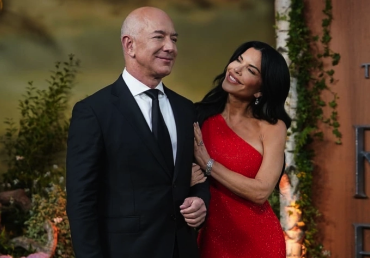Chân dung nhà sáng lập Amazon - Jeff Bezos - và cựu MC Lauren Sánchez. Ảnh: PA