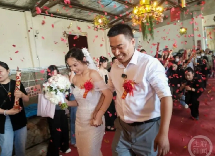 Rất đông người tới chúc phúc cho đôi vợ chồng trẻ. Ảnh: QQ