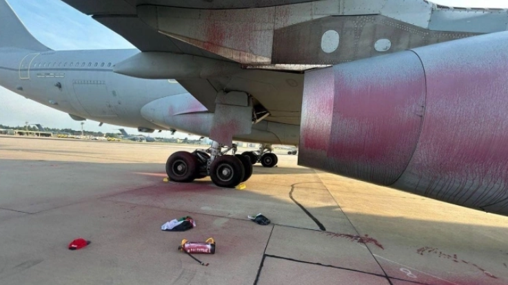 Máy bay Anh bị phun sơn đỏ ở căn cứ Brize Norton. Ảnh: Sky News