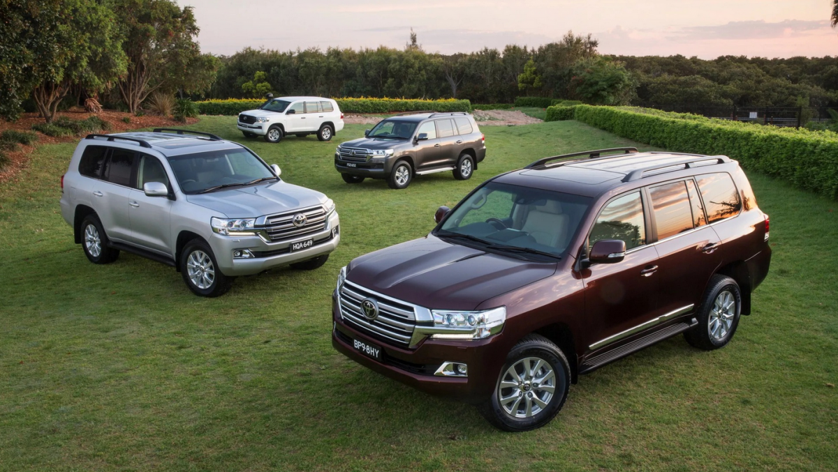 Trộm đánh liều lái Toyota Land Cruiser đâm xuyên trung tâm thương mại để trốn cảnh sát- Ảnh 3.