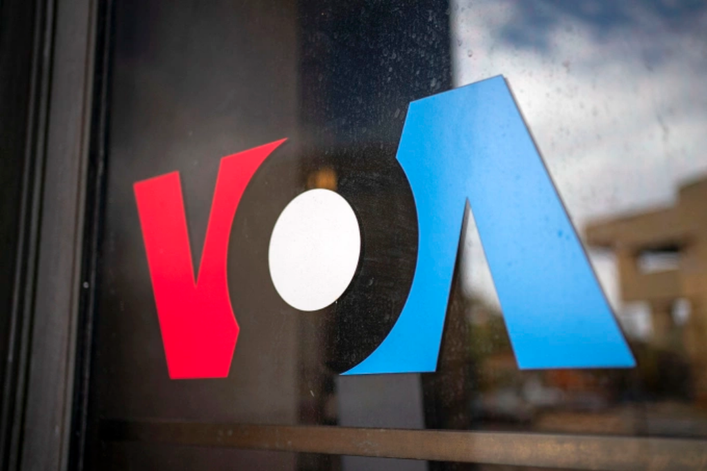 Logo Đài Tiếng nói Mỹ (VOA) tại Washington, ngày 17/3. Ảnh: AFP