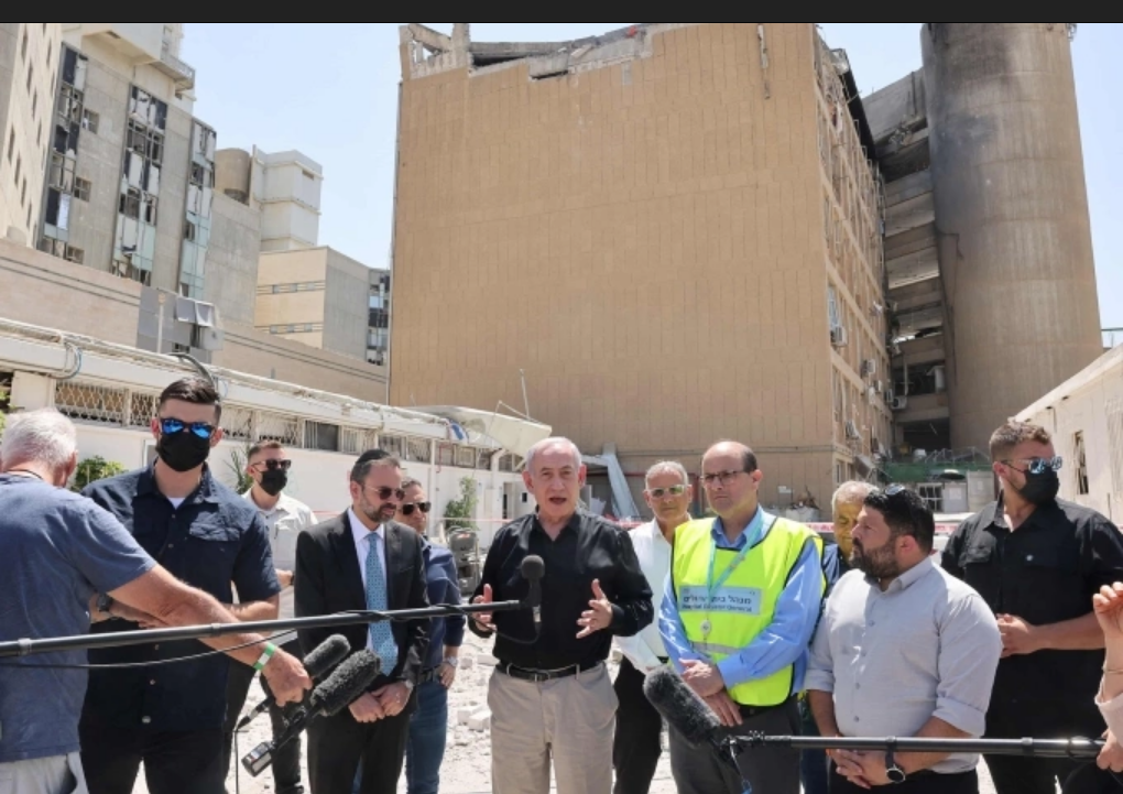 Thủ tướng Israel Benjamin Netanyahu thị sát bệnh viện trúng tên lửa Iran ở thành phố Beersheba hôm 19/6. Ảnh: Reuters