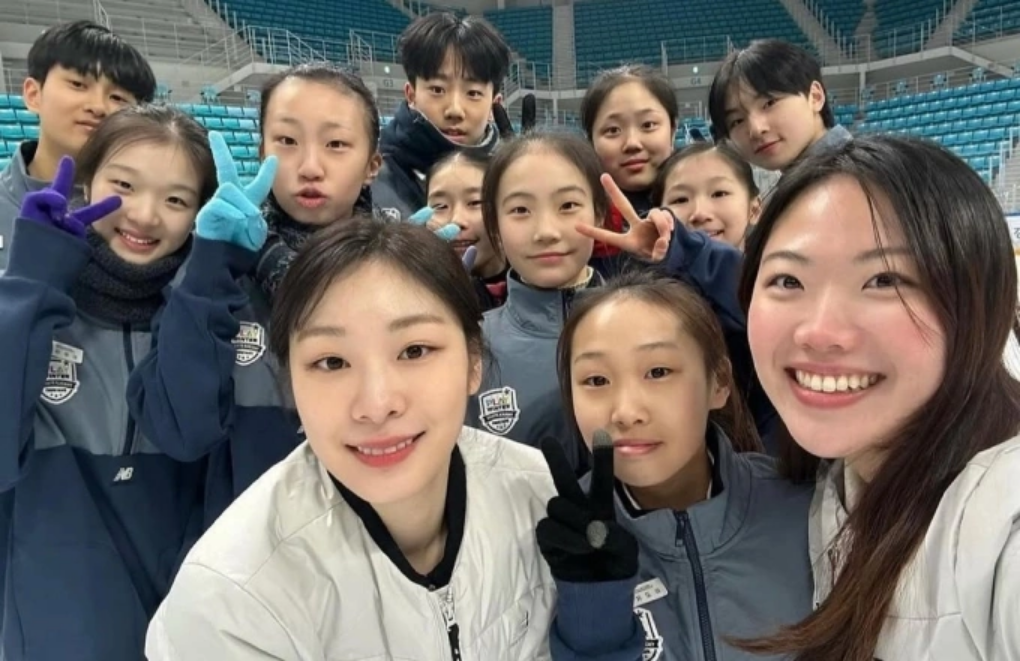 Kim Yuna chụp ảnh lưu niệm cùng học trò. Ảnh: Instagram Kim Hye Jin