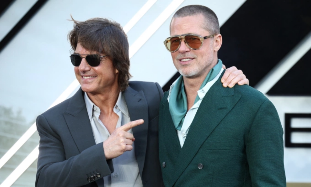 Hai diễn viên tạo dáng trên thảm đỏ hôm 23/6. Ảnh: AFP