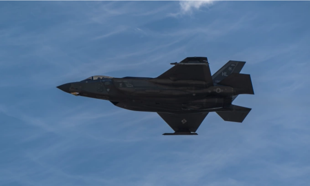 Tiêm kích F-35A Mỹ rời khỏi căn cứ không quân Hill hôm 2/6. Ảnh: USAF