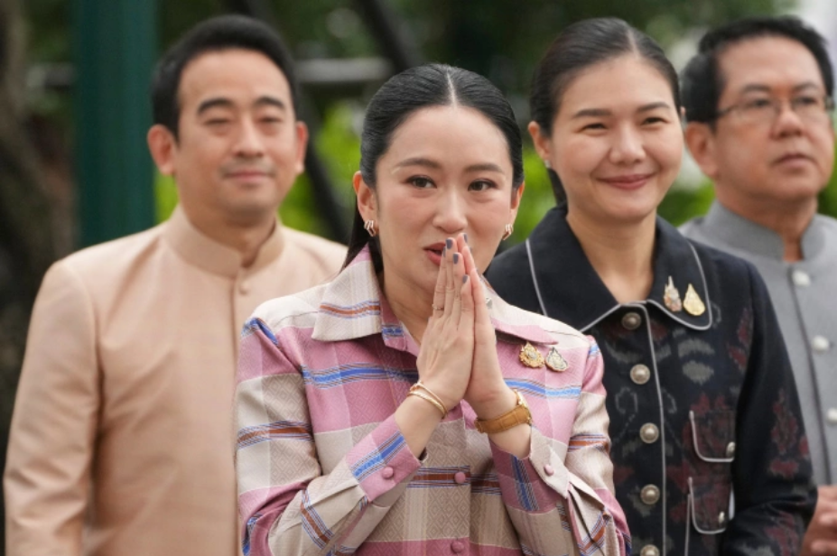 Thủ tướng Thái Lan Paetongtarn Shinawatra (giữa) tại Tòa nhà Chính phủ ngày 24/6 sau khi kết thúc buổi họp nội các định kỳ. Ảnh: AP