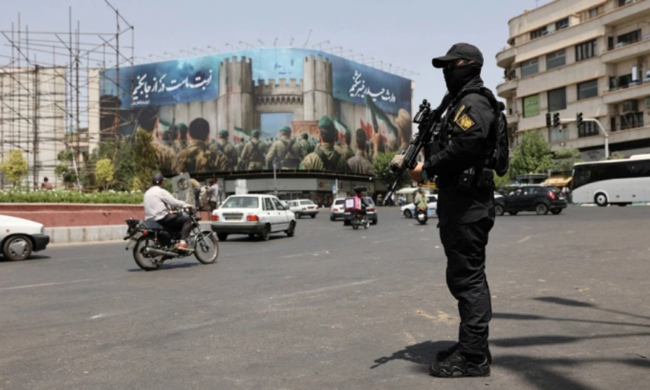 Nhân viên an ninh Iran đứng gác trên đường phố Tehran ngày 24/6. Ảnh: Reuters