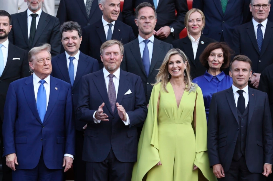 Vua Hà Lan Willem-Alexander (hàng dưới, thứ hai từ trái sang) cùng vợ là Hoàng hậu Maxima (mặc váy xanh chanh) chụp ảnh cùng các lãnh đạo thế giới tại The Hague. Ảnh: AP