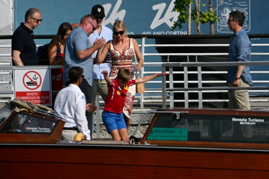 Gia đình Ivanka Trump xuống taxi thuyền ở Venice ngày 24/6. Ảnh: AFP